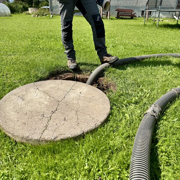 NUOTEKŲ IŠVEŽIMAS - greitas buitinių ir pramoninių nuotekų išsiurbimas.